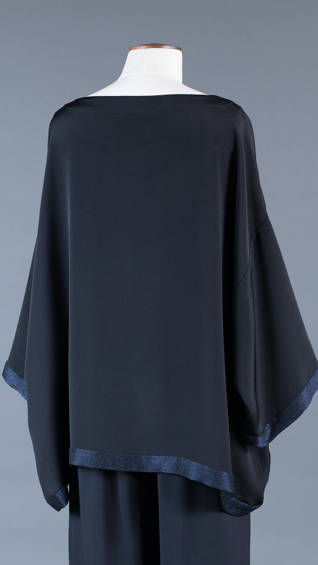 silk 3/4 sleeve scoop neck tunic with contrast lame edge (mid plus)