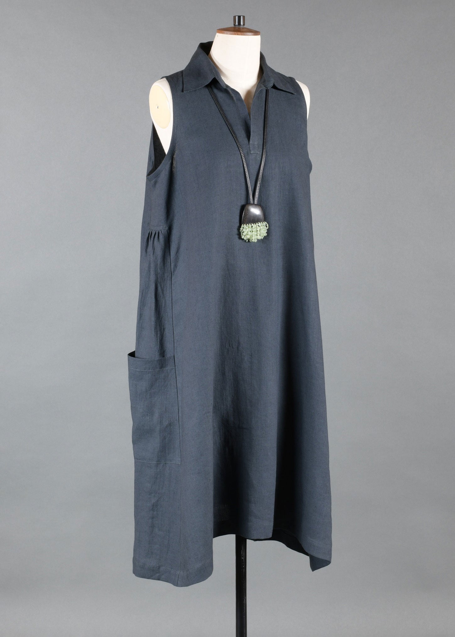 linen 3/4 side pleat sleeveless dress with collar & front pocket opening