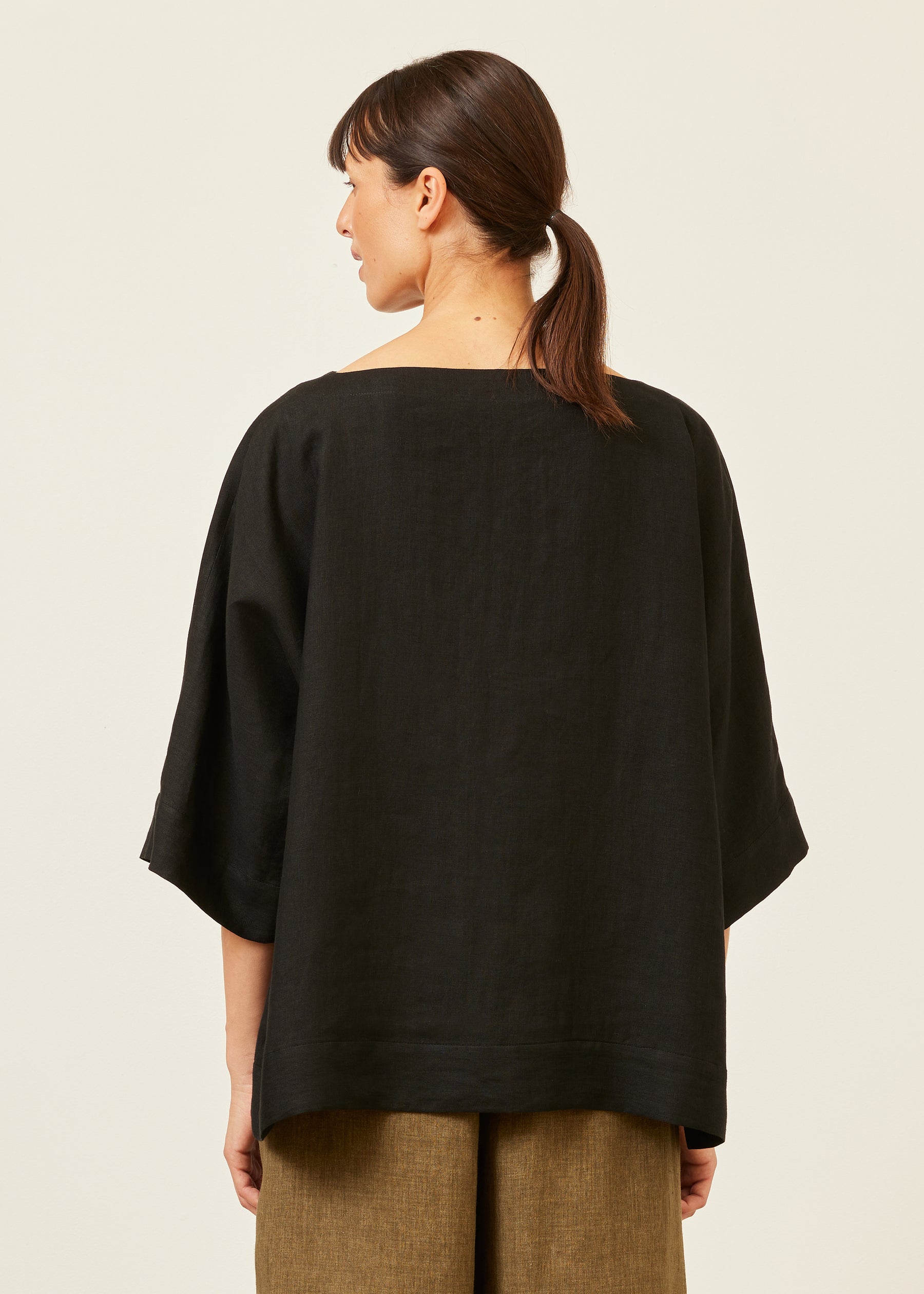 linen scoop neck 3/4 sleeve top with hembands - mid plus