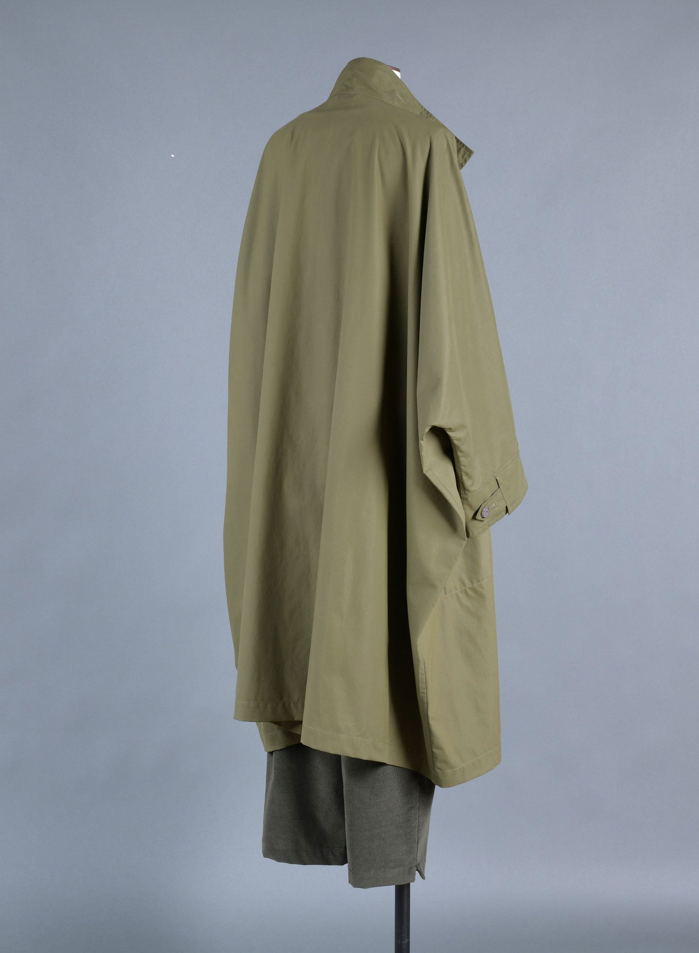 extra wide sloped shldr raincoat w/ tabs - 3/4 leng