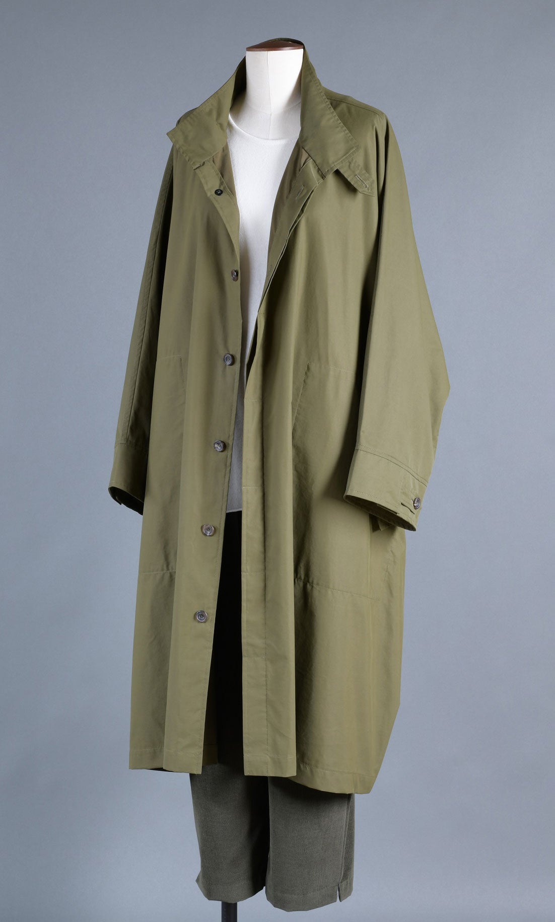 extra wide sloped shldr raincoat w/ tabs - 3/4 leng