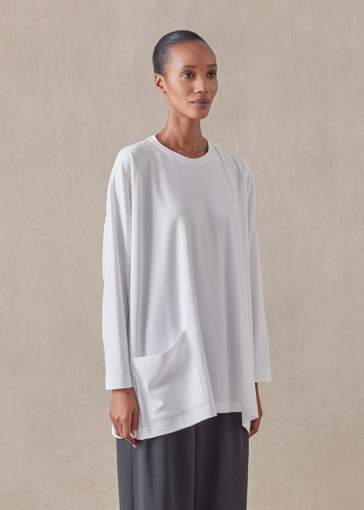 cotton jersey one pocket angle-to-front round neck t-shirt - long